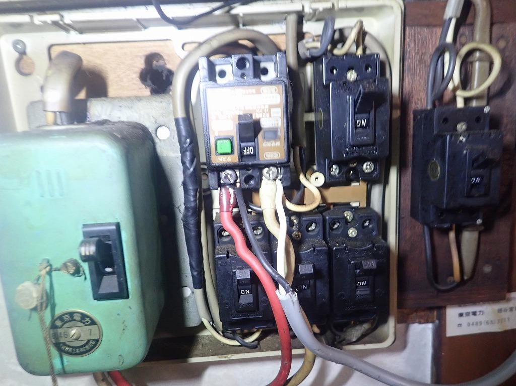 分電盤から焦げた匂いがする