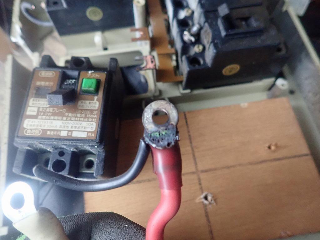 分電盤が焦げている