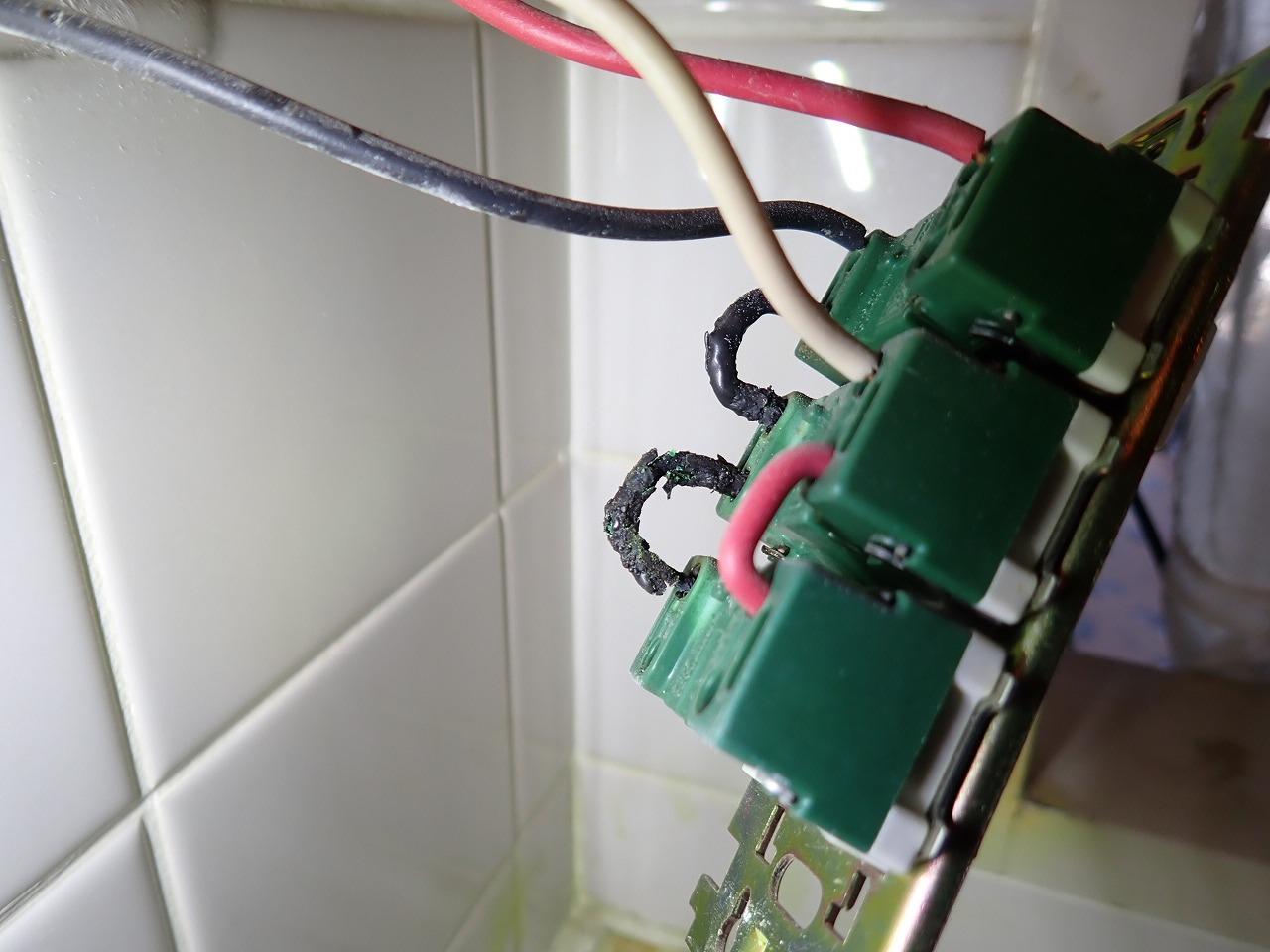 コンセントが焦げる