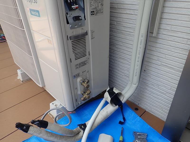 室外機をデッキに上げる